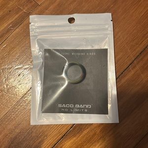 🛍 4/$20 - Men’s Silicone Wedding Band NIB